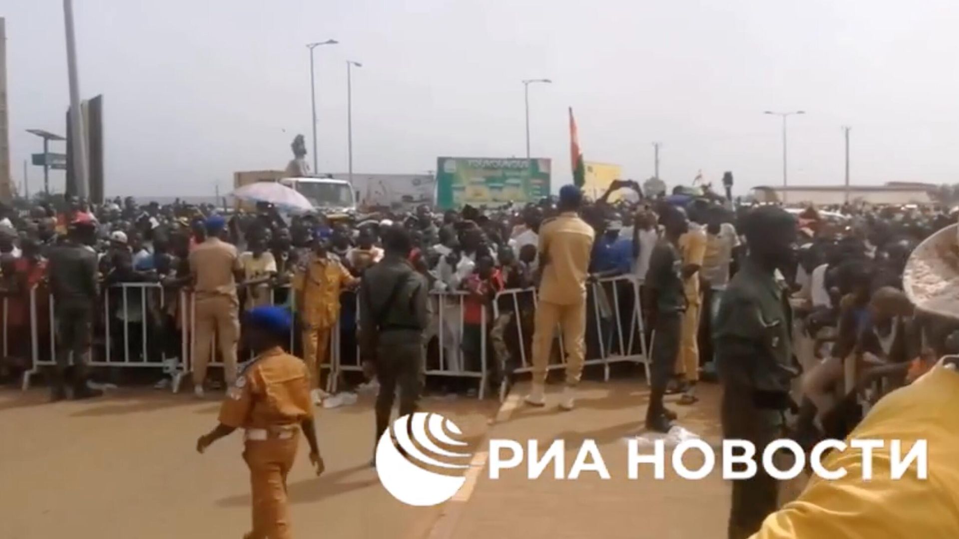 Митинг у французской военной базы в Нигере с требованием вывода французских солдат из страны Митинг у французской военной базы в Нигере с требованием вывода французских солдат из страны - РИА Новости, 1920, 10.10.2023