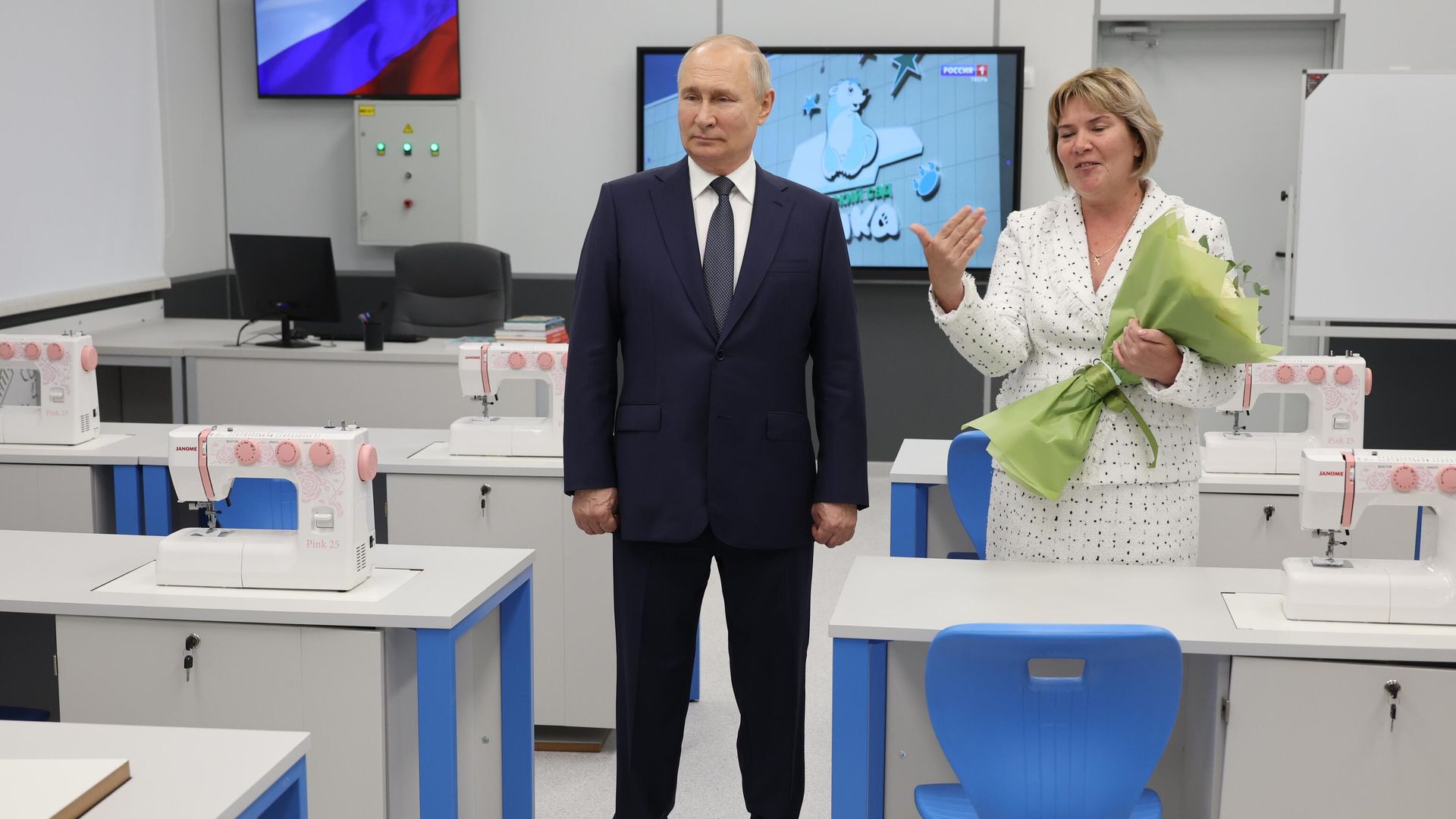 Президент РФ Владимир Путин осматривает новое здание средней общеобразовательной школы в селе Тургиново Президент РФ Владимир Путин осматривает новое здание средней общеобразовательной школы в селе Тургиново - РИА Новости, 1920, 02.09.2023