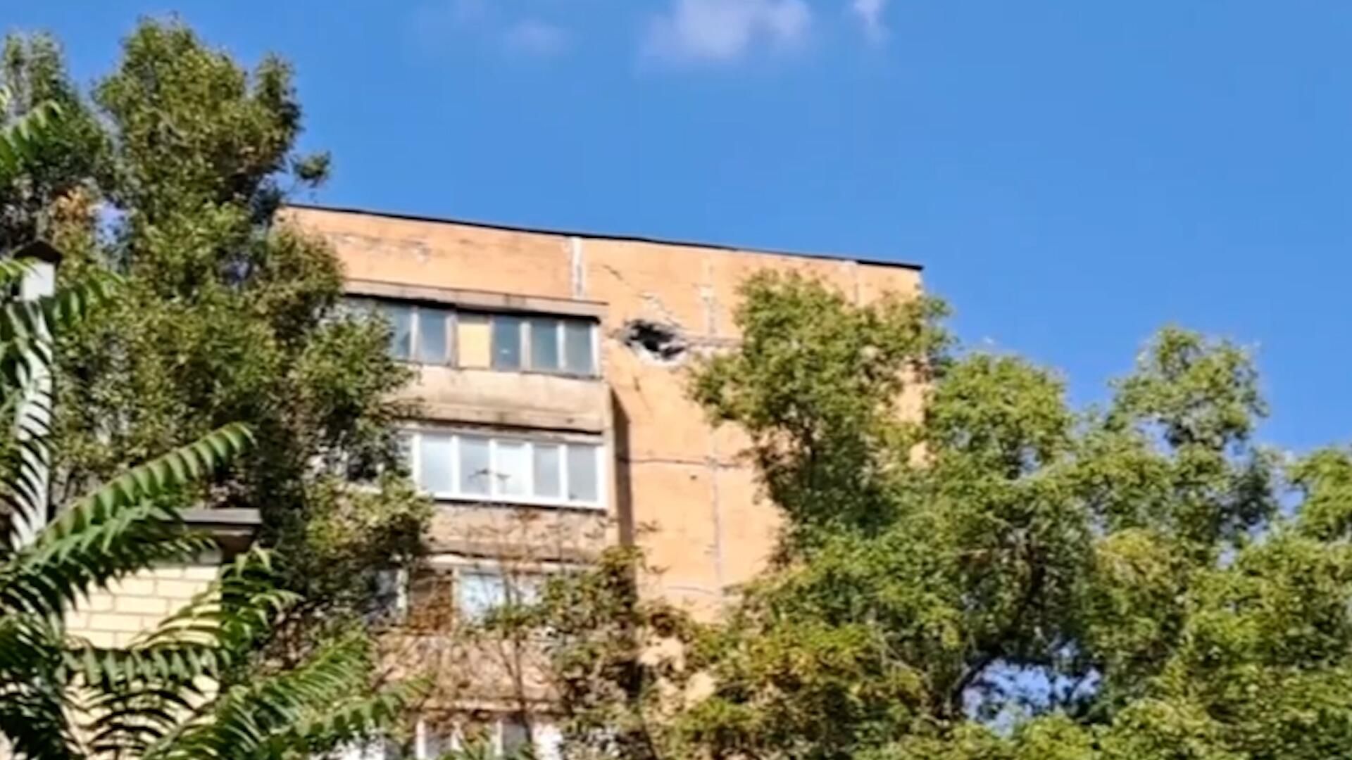 Последствия попадания кассетного снаряда в жилой дом в Донецке Последствия попадания кассетного снаряда в жилой дом в Донецке - РИА Новости, 1920, 02.09.2023
