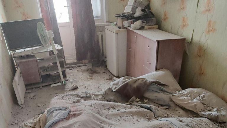 Последствия попадания снаряда в квартиру жилого дома в Донецке Последствия попадания снаряда в квартиру жилого дома в Донецке