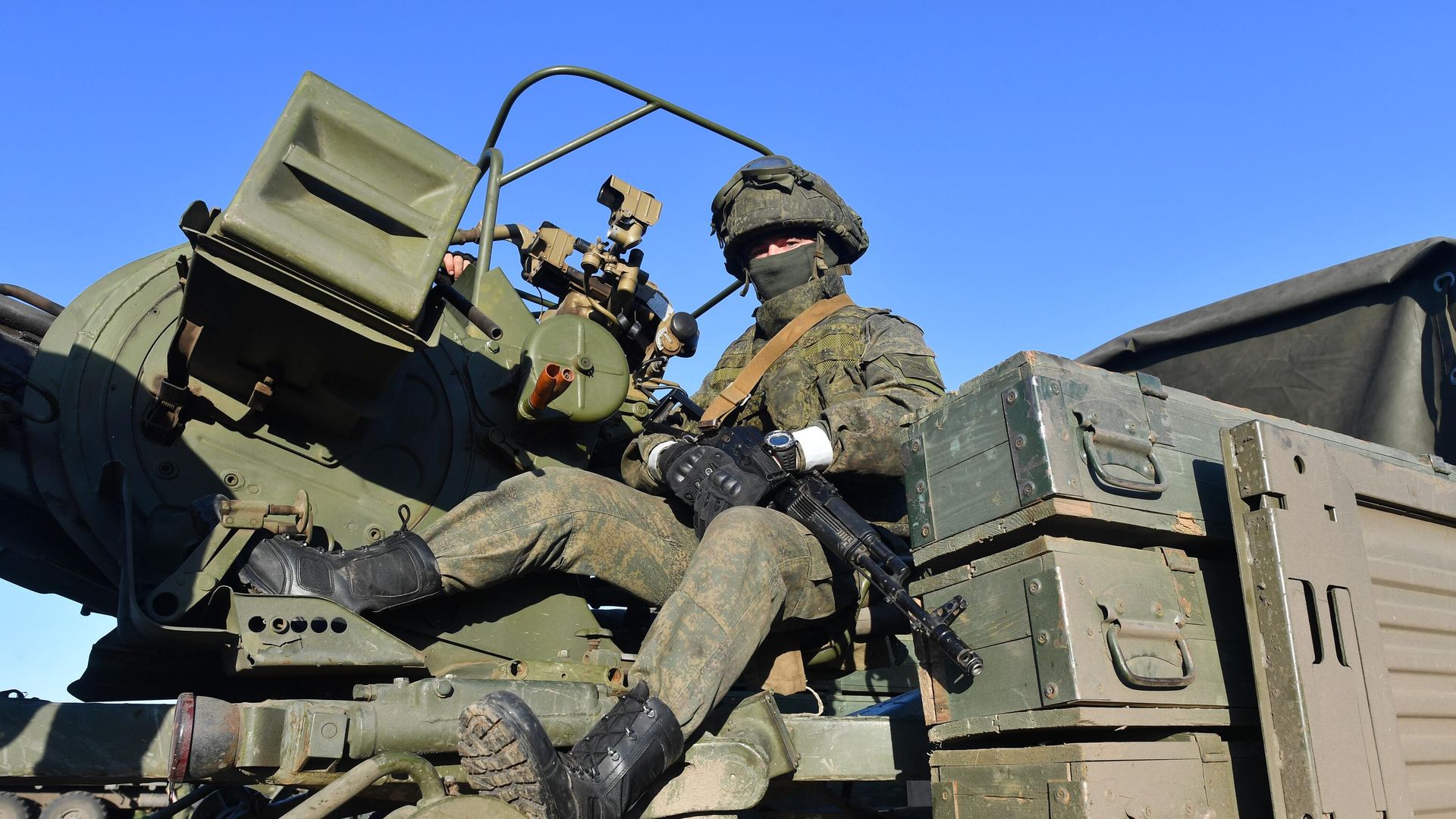 Военнослужащий сопровождения возле зенитной артиллерийской установки ПВО - РИА Новости, 1920, 24.09.2023