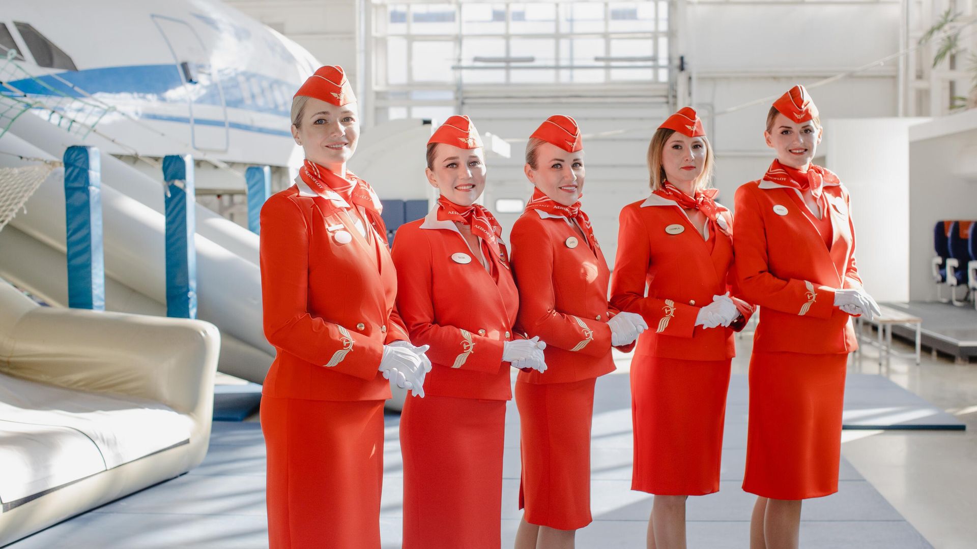 Бортпроводницы рейса Аэрофлота SU 1118, выполнявшего 28 августа рейс из Москвы в Сочи Бортпроводницы рейса Аэрофлота SU 1118, выполнявшего 28 августа рейс из Москвы в Сочи - РИА Новости, 1920, 29.08.2023