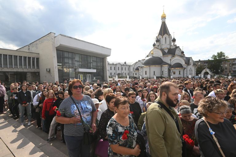 Участники акции памяти у мемориала Жертвам терроризма на Дубровке в Москве Участники акции памяти у мемориала Жертвам терроризма на Дубровке в Москве