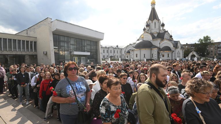 Участники акции памяти у мемориала Жертвам терроризма на Дубровке в Москве Участники акции памяти у мемориала Жертвам терроризма на Дубровке в Москве