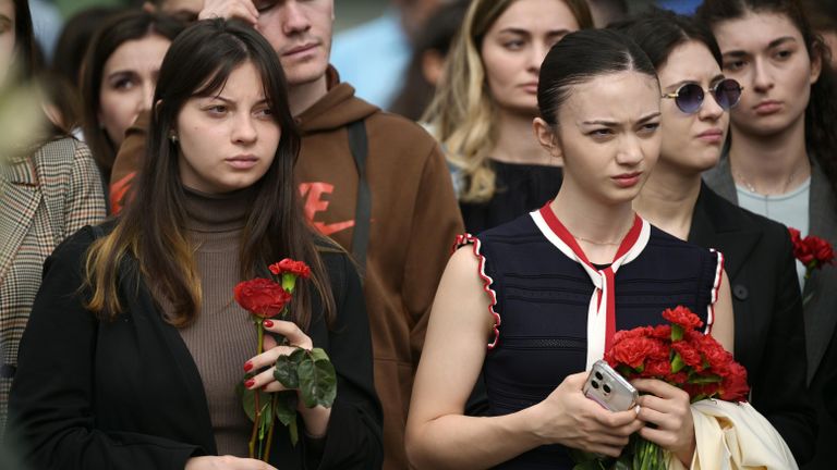Участники акции в память о жертвах теракта в школе № 1 в Беслане у монумента В память о жертвах трагедии в Беслане в Москве Участники акции в память о жертвах теракта в школе № 1 в Беслане у монумента В память о жертвах трагедии в Беслане в Москве