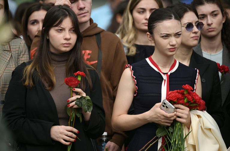 Участники акции в память о жертвах теракта в школе № 1 в Беслане у монумента В память о жертвах трагедии в Беслане в Москве Участники акции в память о жертвах теракта в школе № 1 в Беслане у монумента В память о жертвах трагедии в Беслане в Москве
