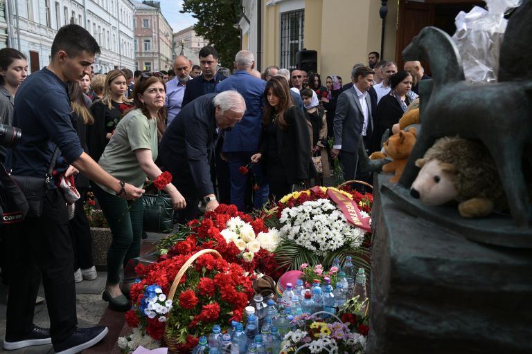 Участники акции в память о жертвах теракта в школе № 1 в Беслане возлагают цветы у монумента В память о жертвах трагедии в Беслане в Москве Участники акции в память о жертвах теракта в школе № 1 в Беслане возлагают цветы у монумента В память о жертвах трагедии в Беслане в Москве