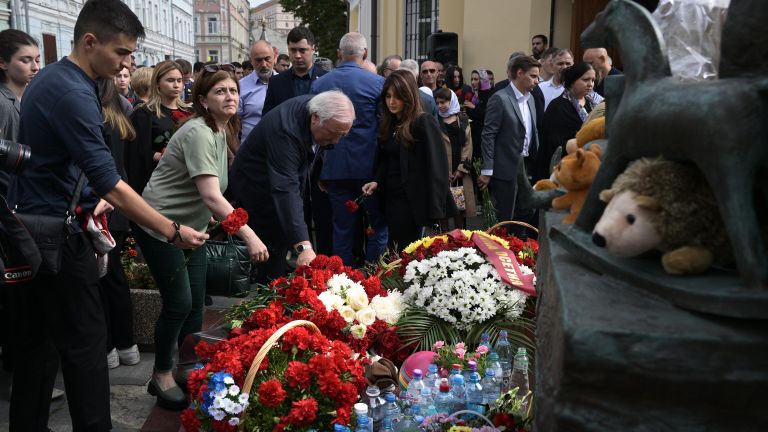 Участники акции в память о жертвах теракта в школе № 1 в Беслане возлагают цветы у монумента В память о жертвах трагедии в Беслане в Москве Участники акции в память о жертвах теракта в школе № 1 в Беслане возлагают цветы у монумента В память о жертвах трагедии в Беслане в Москве