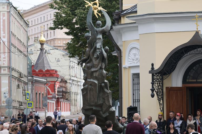 Участники акции в память о жертвах теракта в школе № 1 в Беслане у монумента В память о жертвах трагедии в Беслане в Москве Участники акции в память о жертвах теракта в школе № 1 в Беслане у монумента В память о жертвах трагедии в Беслане в Москве