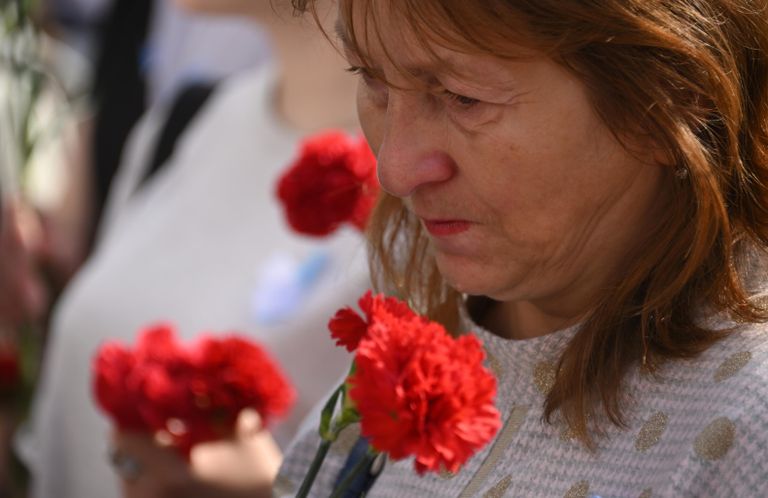 Участница акции памяти у мемориала Жертвам терроризма на Дубровке в Москве Участница акции памяти у мемориала Жертвам терроризма на Дубровке в Москве