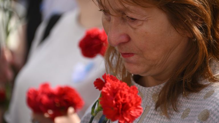 Участница акции памяти у мемориала Жертвам терроризма на Дубровке в Москве Участница акции памяти у мемориала Жертвам терроризма на Дубровке в Москве