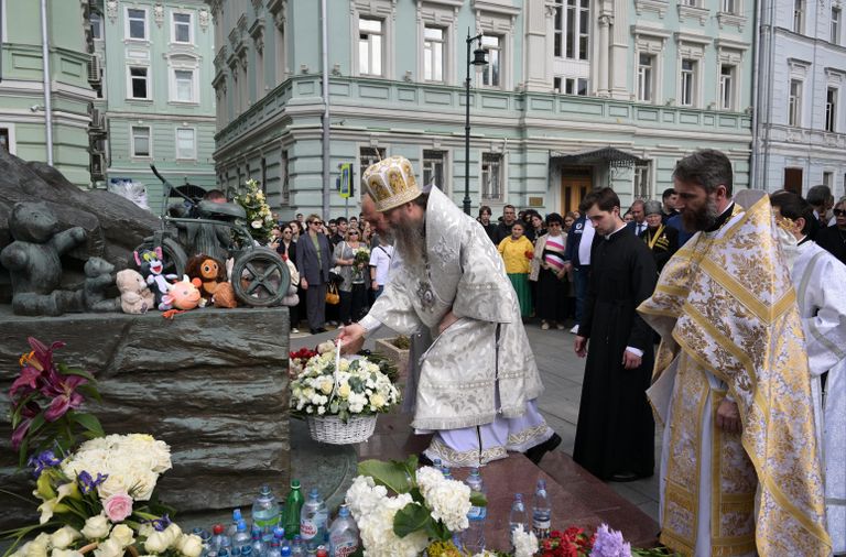 Священники во время акции в память о жертвах теракта в школе № 1 в Беслане возлагают цветы у монумента В память о жертвах трагедии в Беслане в Москве Священники во время акции в память о жертвах теракта в школе № 1 в Беслане возлагают цветы у монумента В память о жертвах трагедии в Беслане в Москве