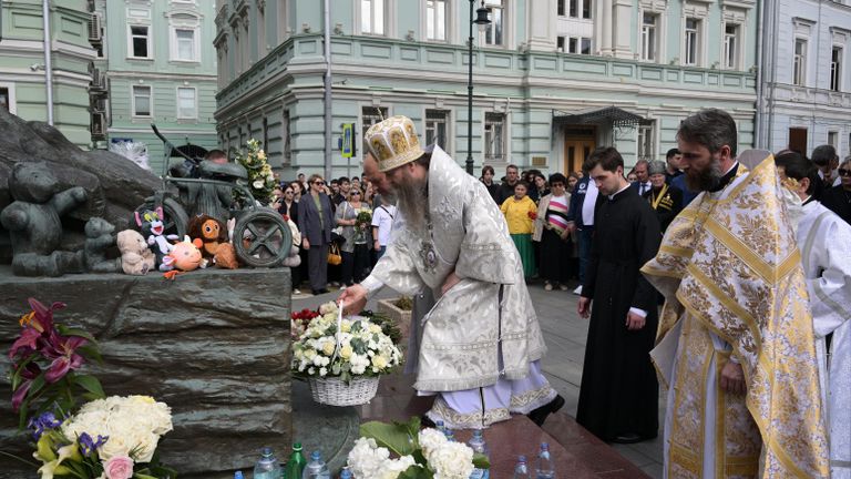 Священники во время акции в память о жертвах теракта в школе № 1 в Беслане возлагают цветы у монумента В память о жертвах трагедии в Беслане в Москве Священники во время акции в память о жертвах теракта в школе № 1 в Беслане возлагают цветы у монумента В память о жертвах трагедии в Беслане в Москве