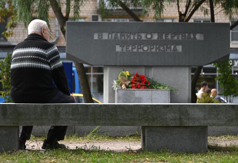 Участник акции памяти у мемориала Жертвам терроризма на Дубровке в Москве Участник акции памяти у мемориала Жертвам терроризма на Дубровке в Москве
