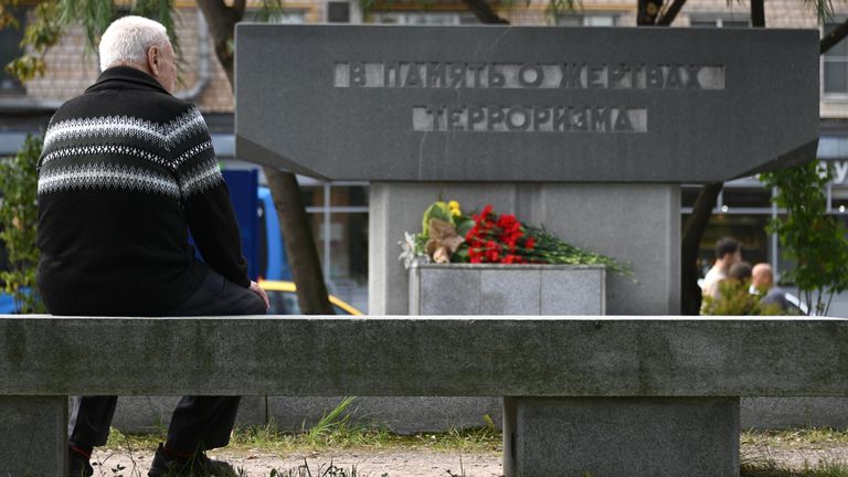 Участник акции памяти у мемориала Жертвам терроризма на Дубровке в Москве Участник акции памяти у мемориала Жертвам терроризма на Дубровке в Москве