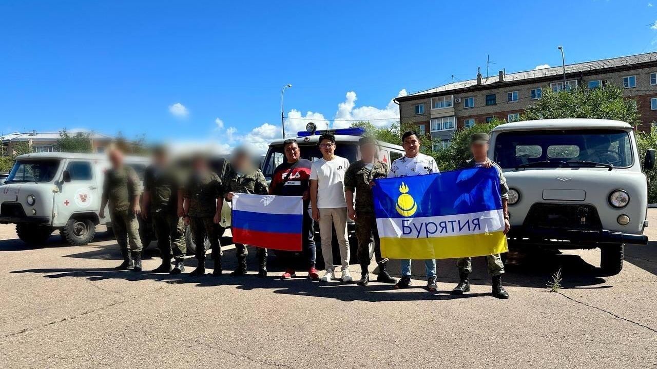 Семь автомобилей передала Бурятия военным в зону СВО Семь автомобилей передала Бурятия военным в зону СВО - РИА Новости, 1920, 04.09.2023