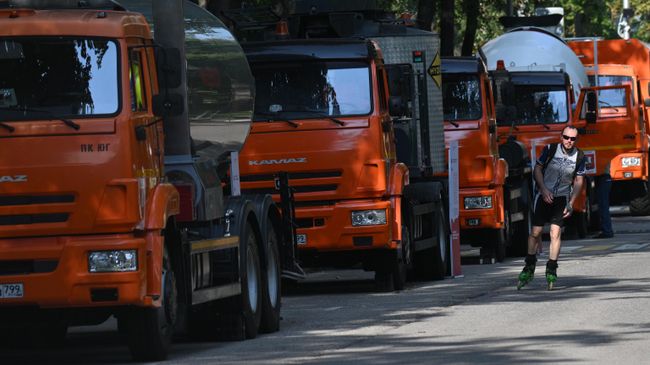 Колонна спецтехники комплекса городского хозяйства Москвы