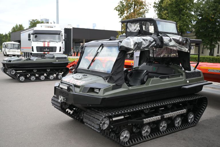 Гусеничный снегоболотоход TINGER TR5 АО Мосгаз на Аллее Спортивной Славы на Воробьевых горах Гусеничный снегоболотоход TINGER TR5 АО Мосгаз на Аллее Спортивной Славы на Воробьевых горах