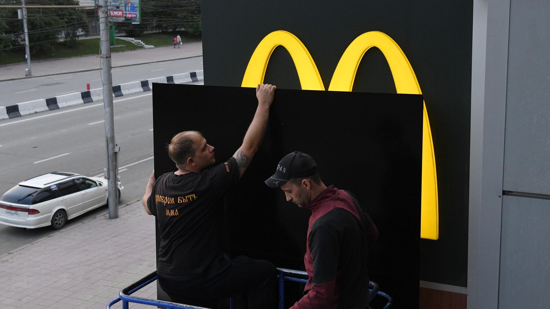 Закрытие вывески ресторана быстрого питания McDonald's на фасаде здания в Новосибирске Закрытие вывески ресторана быстрого питания McDonald's на фасаде здания в Новосибирске - РИА Новости, 1920, 07.06.2024