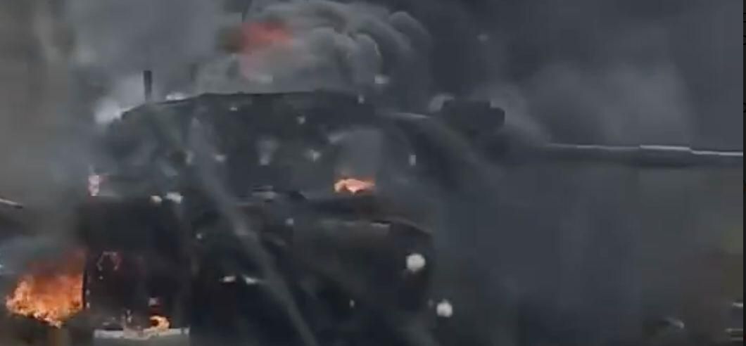 Уничтоженный британский танк Challenger 2 в зоне проведения СВО. Кадр видео Уничтоженный британский танк Challenger 2 в зоне проведения СВО. Кадр видео - РИА Новости, 1920, 22.09.2023