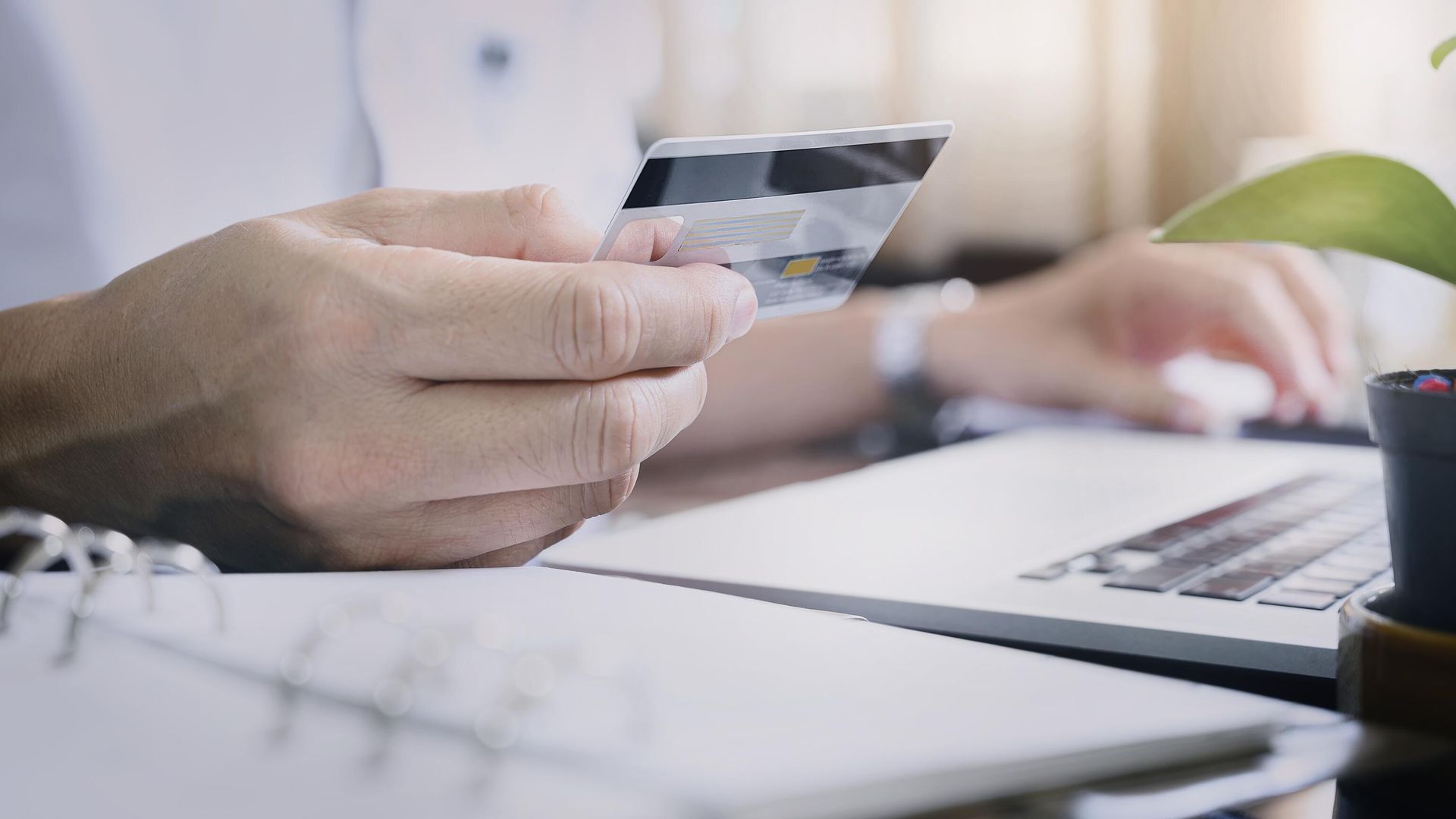 Мужчина оформляет страховку онлайн Мужчина оформляет страховку онлайн - РИА Новости, 1920, 27.11.2023