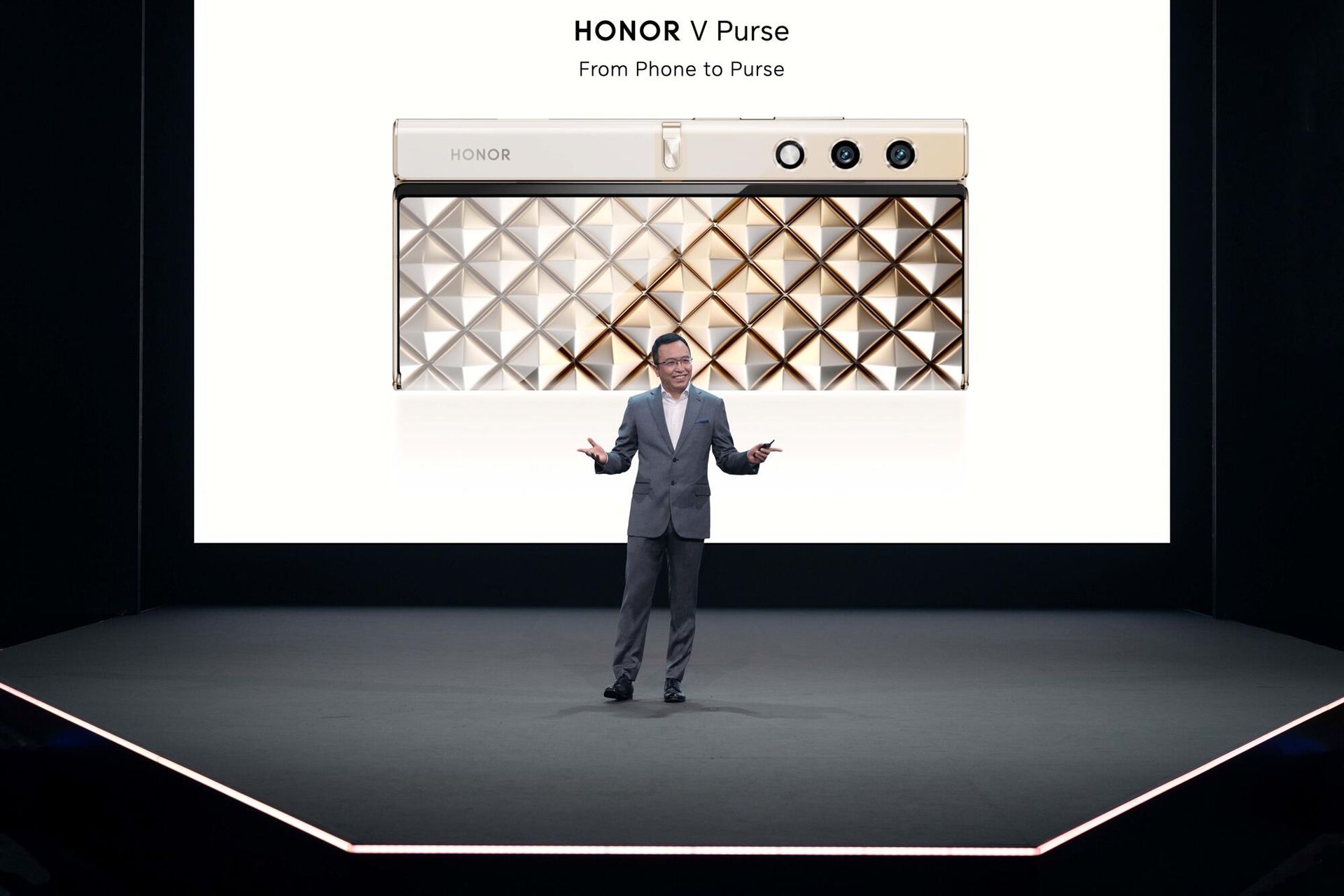 Компания HONOR показала складные смартфоны Magic V2 и V Purse Компания HONOR показала складные смартфоны Magic V2 и V Purse - РИА Новости, 1920, 05.09.2023