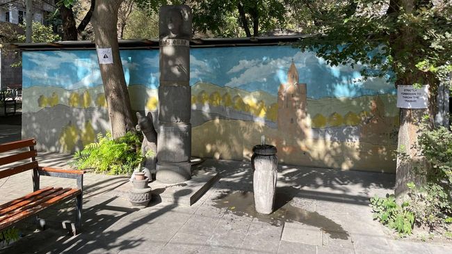 Муралы в подворотне на улице Налбандяна Муралы в подворотне на улице Налбандяна