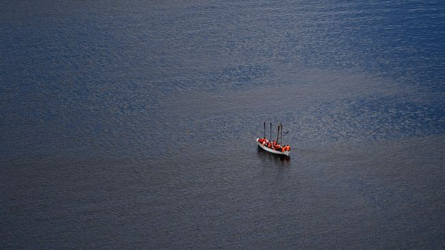Лодка в акватории водохранилища