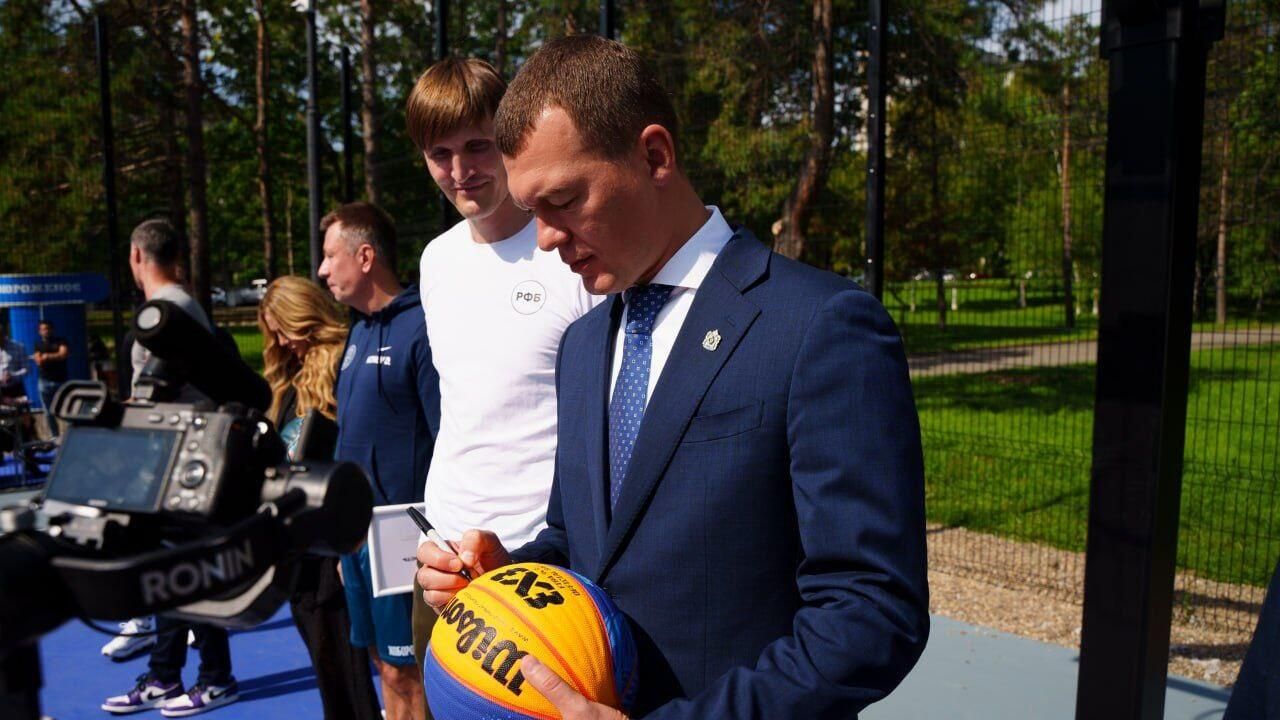 Губернатор Хабаровского края Михаил Дегтярев на открытии первого центра уличного баскетбола в Хабаровске Губернатор Хабаровского края Михаил Дегтярев на открытии первого центра уличного баскетбола в Хабаровске - РИА Новости, 1920, 07.09.2023