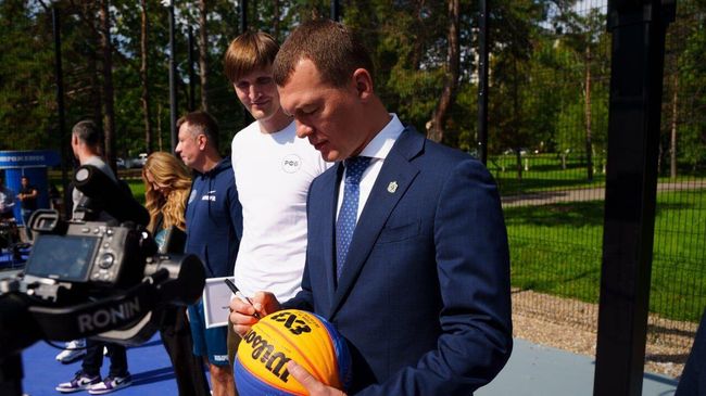 Губернатор Хабаровского края Михаил Дегтярев на открытии первого центра уличного баскетбола в Хабаровске Губернатор Хабаровского края Михаил Дегтярев на открытии первого центра уличного баскетбола в Хабаровске