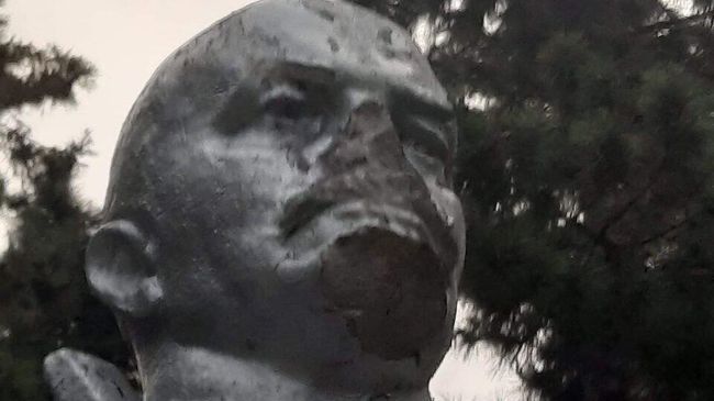 Поврежденный памятник Ленину в городе Единцы Поврежденный памятник Ленину в городе Единцы