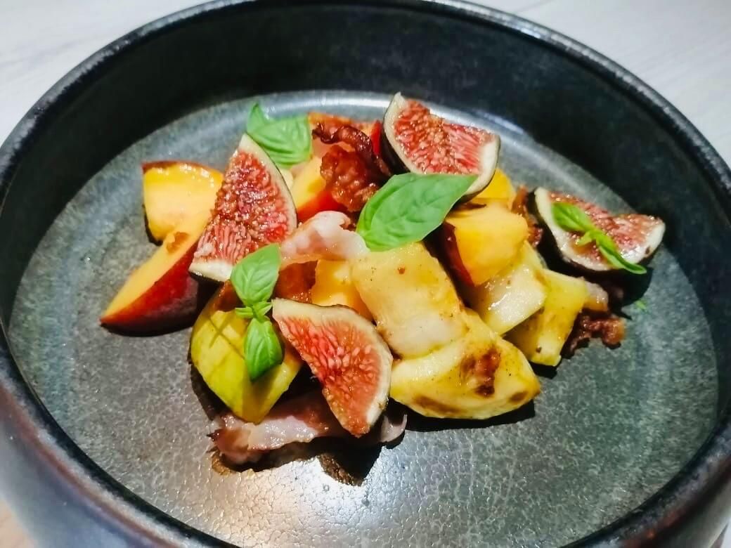 Салат из кабачков с персиком, инжиром и беконом от су-шефа Евгения Мясникова - РИА Новости, 1920, 07.09.2023