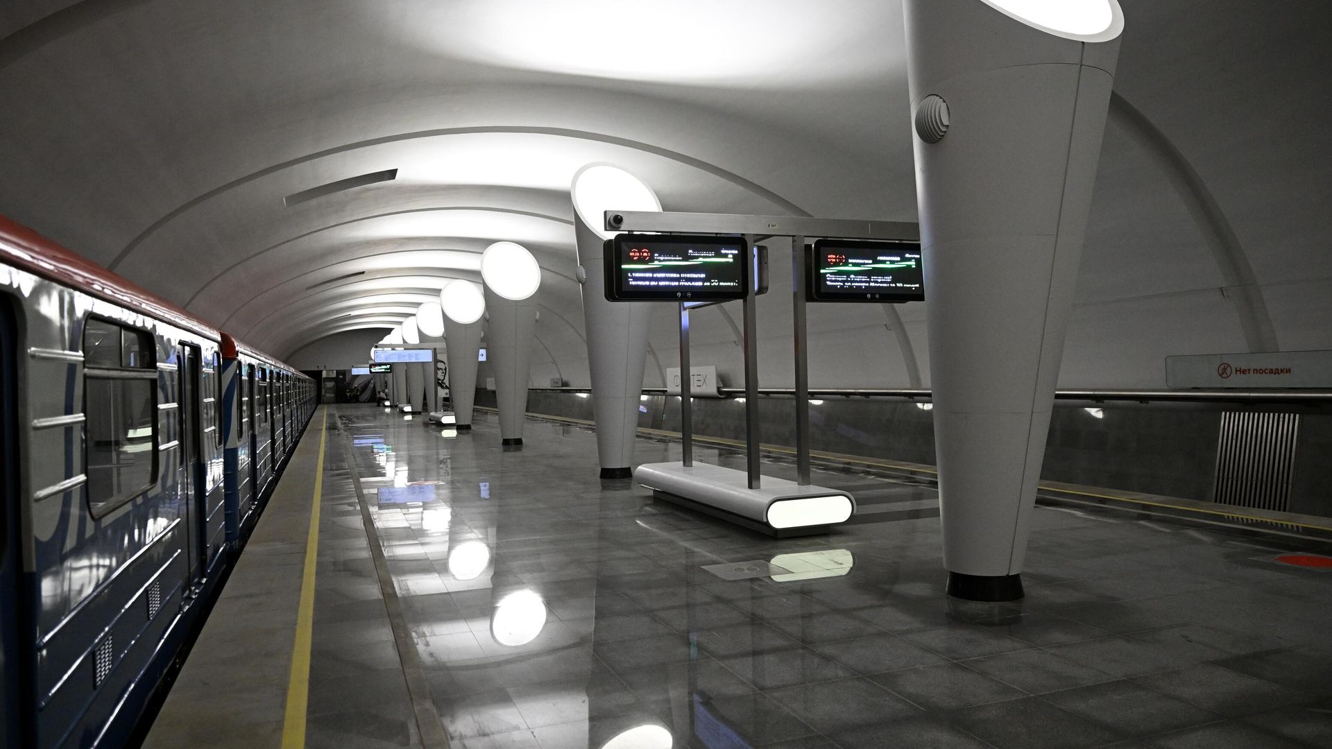Станция Физтех Люблинско-Дмитровской линии московского метрополитена Станция Физтех Люблинско-Дмитровской линии московского метрополитена - РИА Новости, 1920, 20.11.2024