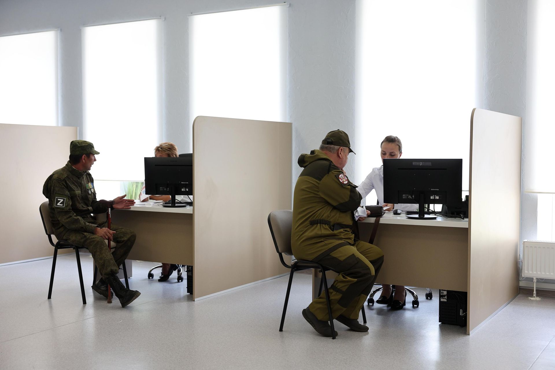 Ветераны и сотрудницы службы социальных координаторов во время открытия филиала фонда поддержки участников СВО Защитники Отечества в Калининграде Ветераны и сотрудницы службы социальных координаторов во время открытия филиала фонда поддержки участников СВО Защитники Отечества в Калининграде - РИА Новости, 1920, 07.09.2023