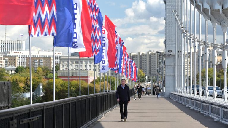 Флаги ко Дню города на Крымском мосту в Москве Флаги ко Дню города на Крымском мосту в Москве