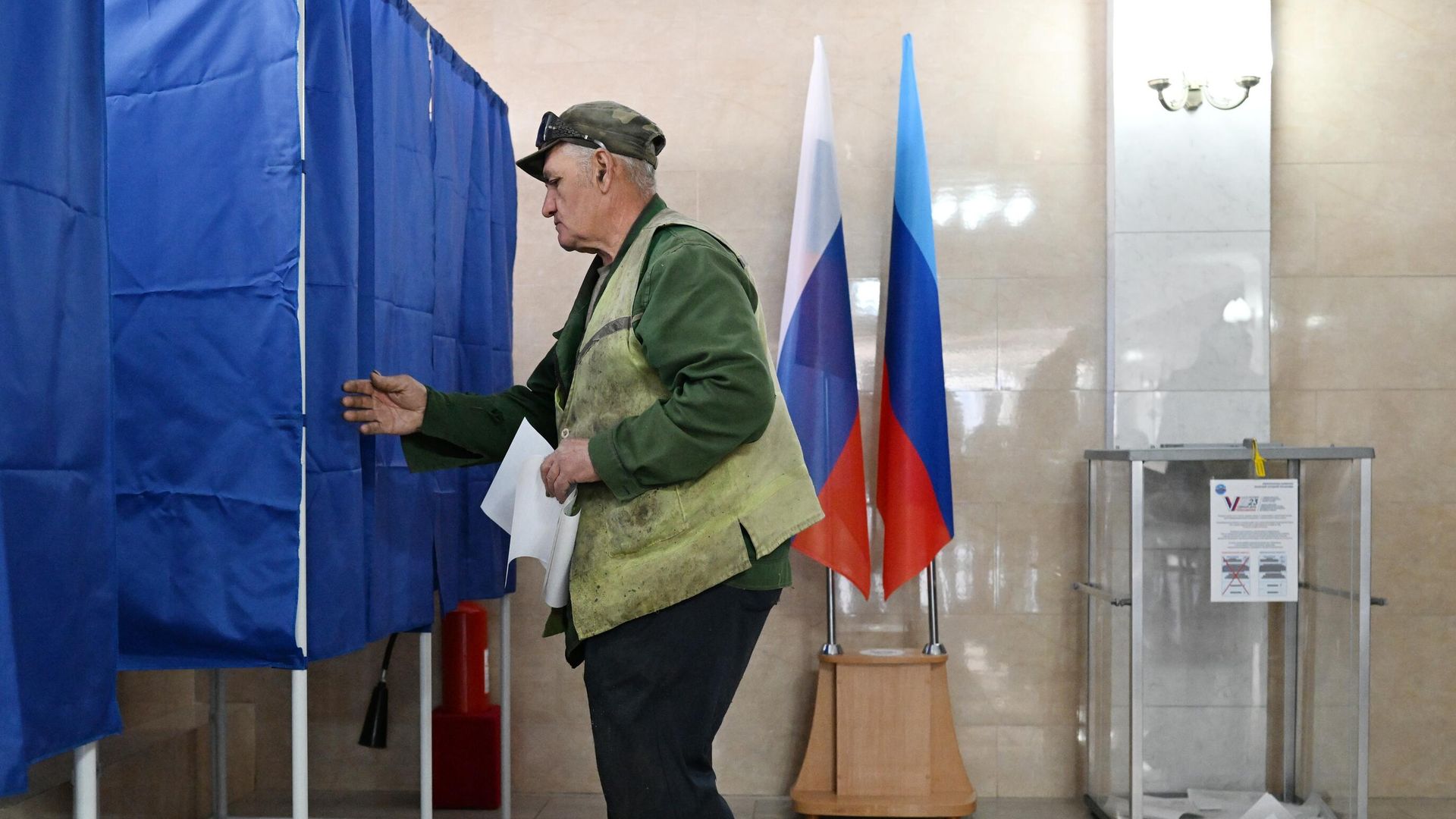 Мужчина голосует на выборах в парламент и органы самоуправления на избирательном участке в ЛНР Мужчина голосует на выборах в парламент и органы самоуправления на избирательном участке в ЛНР - РИА Новости, 1920, 09.09.2023