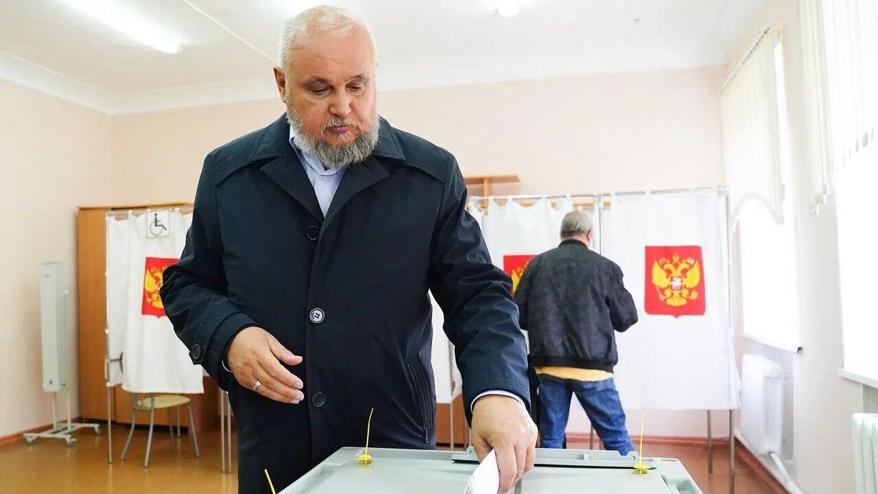 Глава Кемеровской области Сергей Цивилев проголосовал в первый день выборов Глава Кемеровской области Сергей Цивилев проголосовал в первый день выборов - РИА Новости, 1920, 08.09.2023
