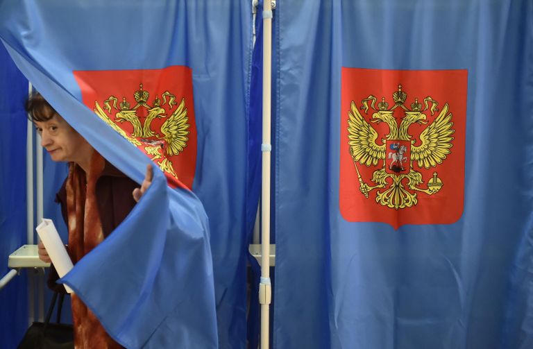 Женщина голосует на выборах губернатора Новосибирской области в Новосибирске Женщина голосует на выборах губернатора Новосибирской области в Новосибирске