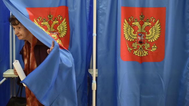 Женщина голосует на выборах