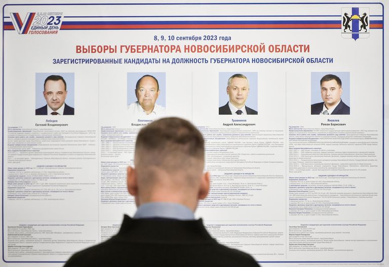 Мужчина изучает кандидатов на пост губернатора Новосибирской области на выборах губернатора Новосибирской области в Новосибирске Мужчина изучает кандидатов на пост губернатора Новосибирской области на выборах губернатора Новосибирской области в Новосибирске