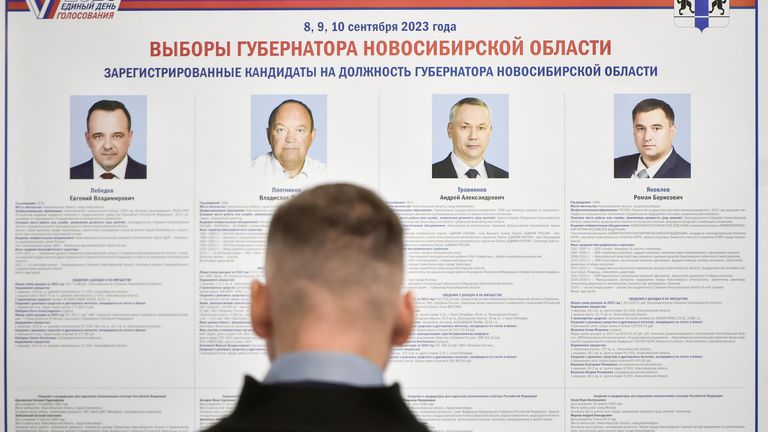 Мужчина изучает кандидатов на пост губернатора Новосибирской области на выборах губернатора Новосибирской области в Новосибирске