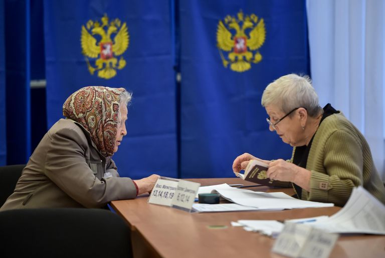 Женщина голосует на выборах губернатора Новосибирской области в Новосибирске Женщина голосует на выборах губернатора Новосибирской области в Новосибирске