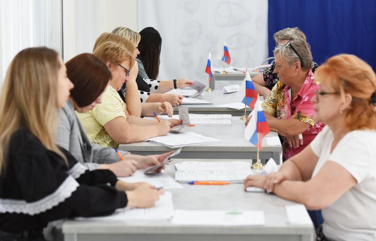Регистрация избирателей на выборах в парламент и органы самоуправления в Единый день голосования на избирательном участке в школе No5 Донецка Регистрация избирателей на выборах в парламент и органы самоуправления в Единый день голосования на избирательном участке в школе No5 Донецка
