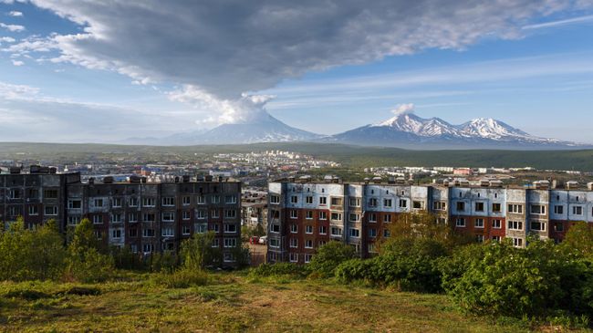 Вид на город Петропавловск-Камчатский на фоне Корякского и Авачинского вулканов