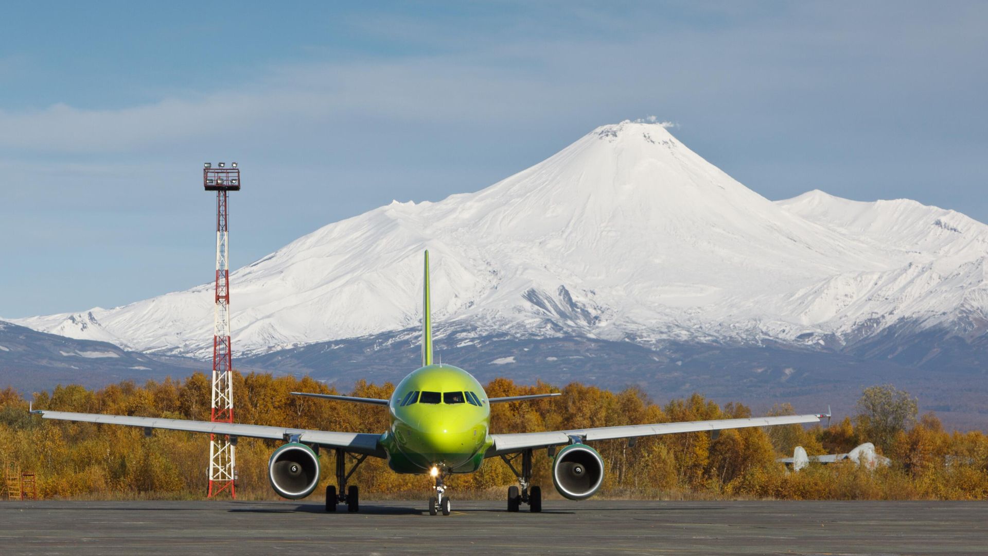 Самолет Airbus А-320 в международном аэропорту Елизово. На дальнем плане - Авачинский вулкан Самолет Airbus А-320 в международном аэропорту Елизово. На дальнем плане - Авачинский вулкан - РИА Новости, 1920, 21.09.2023
