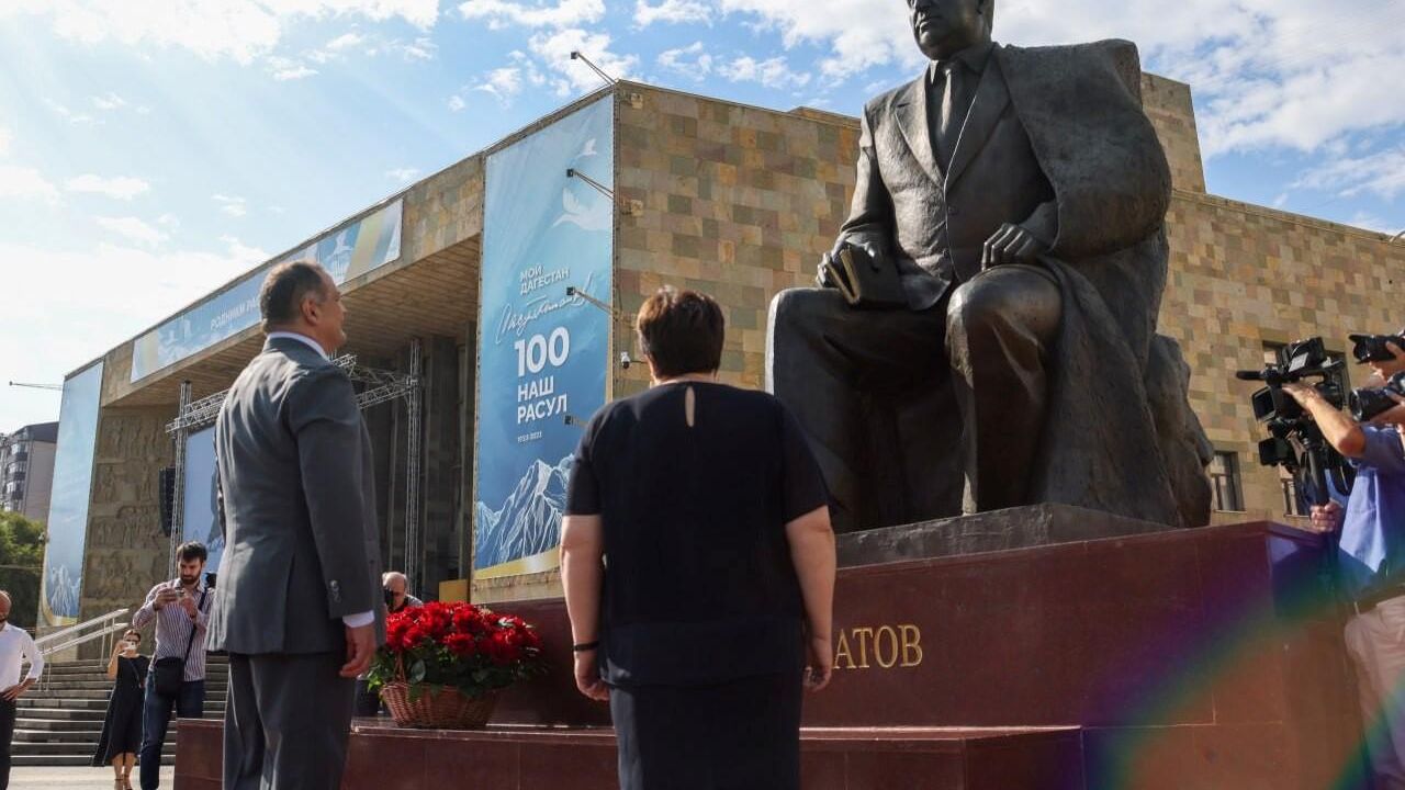 В Махачкале празднуют 100-летний юбилей поэта Расула Гамзатова В Махачкале празднуют 100-летний юбилей поэта Расула Гамзатова - РИА Новости, 1920, 08.09.2023