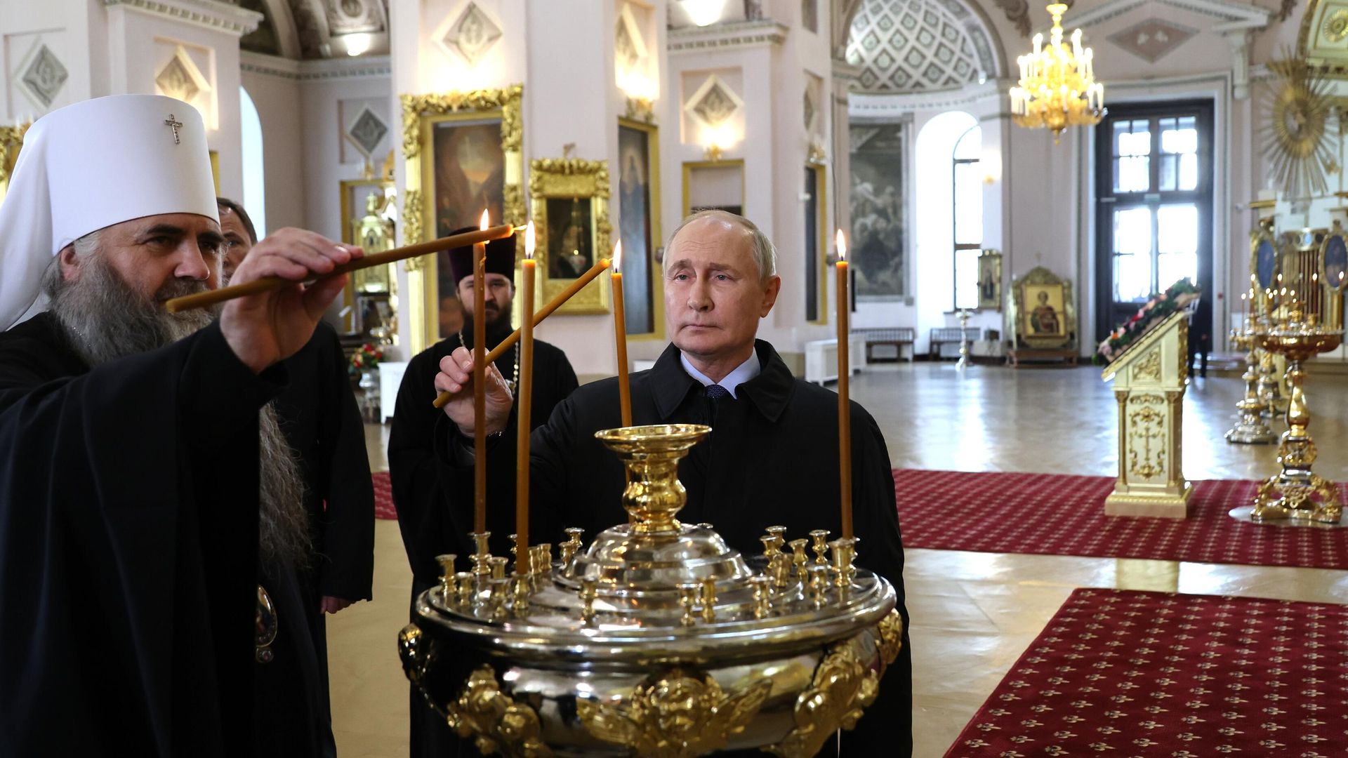 Владимир Путин и митрополит Нижегородский и Арзамасский Георгий (слева) во время посещения Воскресенского собора в Арзамасе Владимир Путин и митрополит Нижегородский и Арзамасский Георгий (слева) во время посещения Воскресенского собора в Арзамасе - РИА Новости, 1920, 08.09.2023