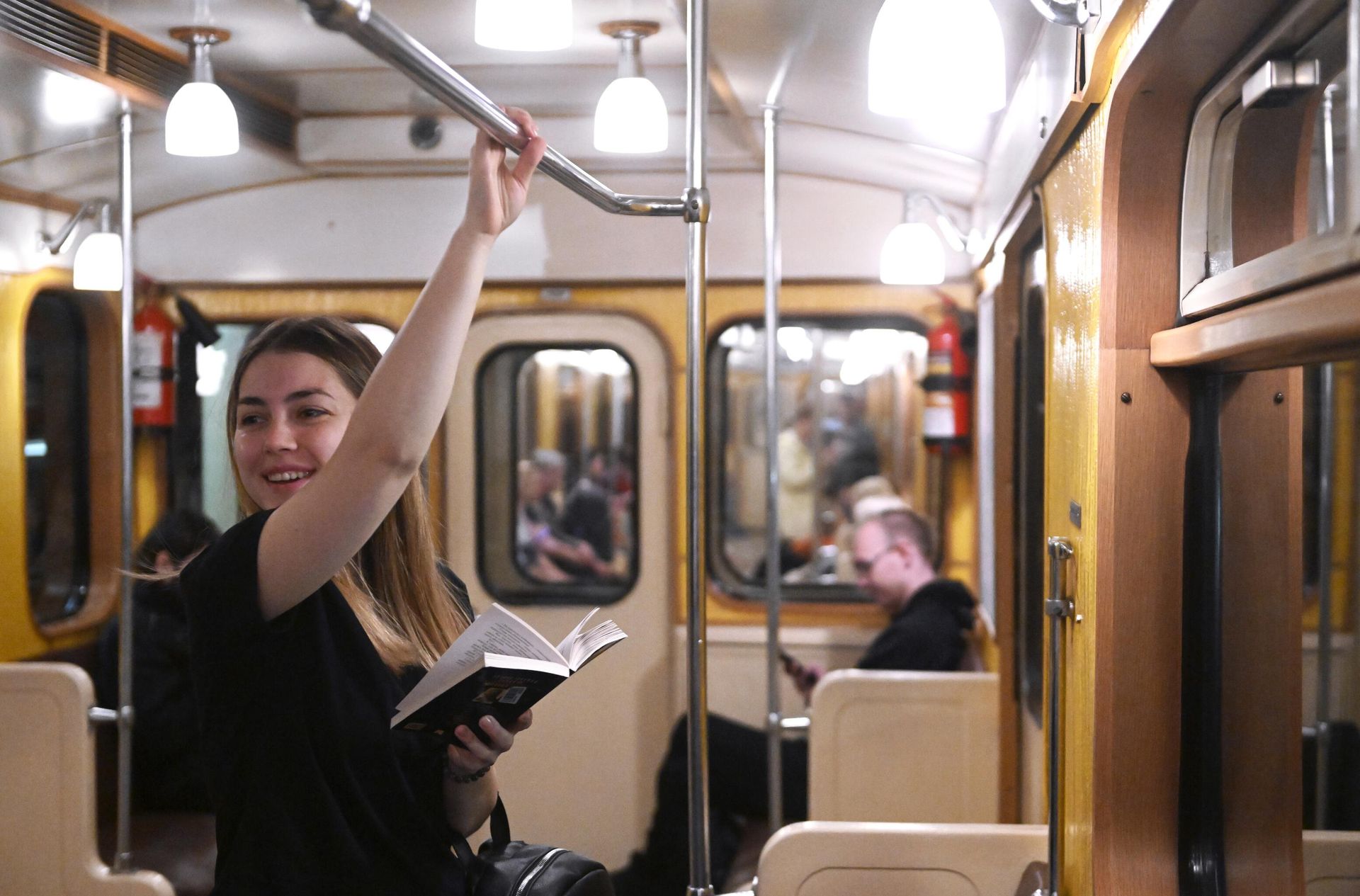 Девушка в вагоне метро Девушка в вагоне метро - РИА Новости, 1920, 08.09.2023