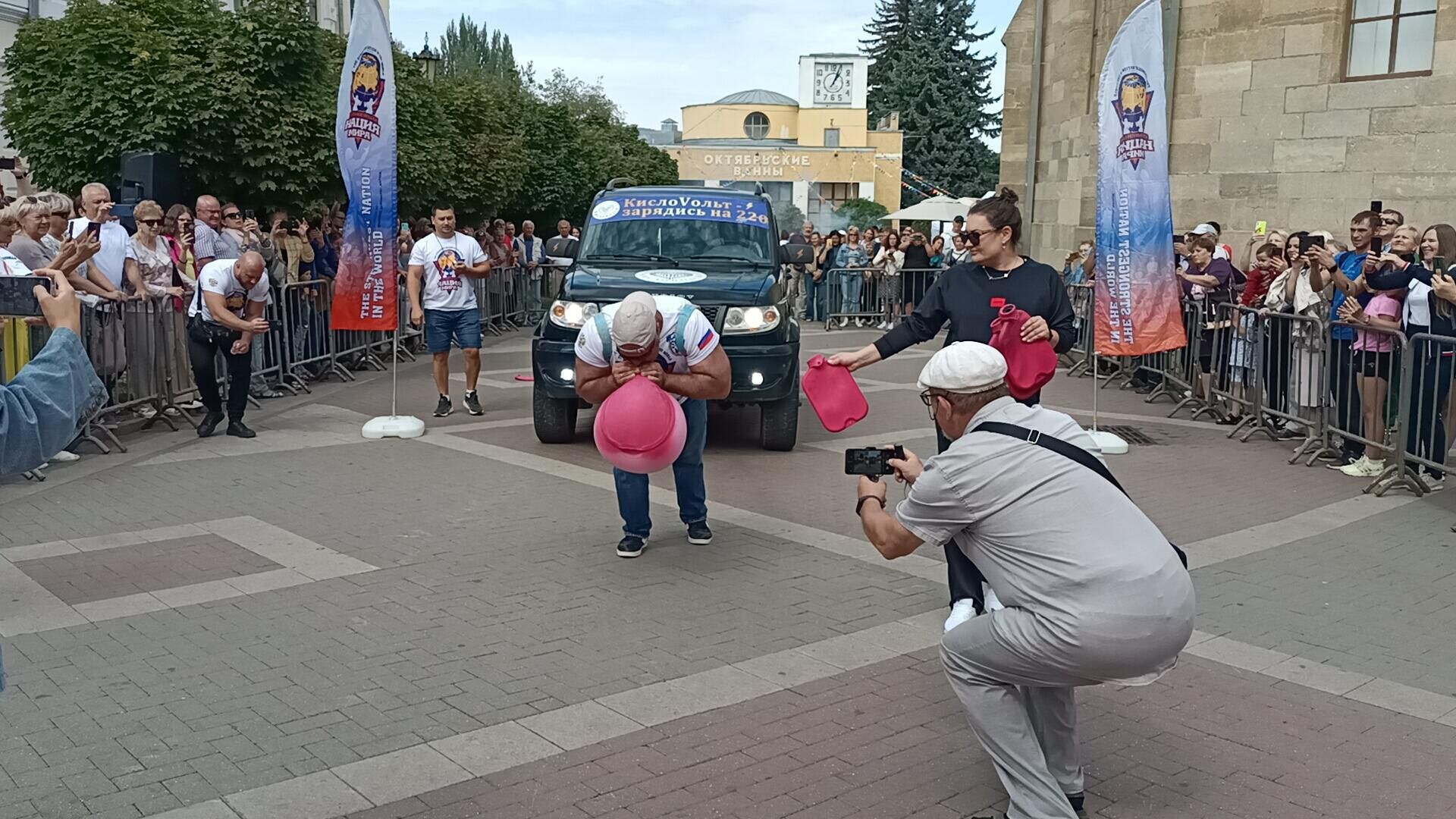 Сергей Агаджанян по прозвищу Русский Халк в городе-курорте Кисловодск установил рекорд по буксировке транспорта на возвышенность с одновременным надуванием до разрыва медицинских грелок Сергей Агаджанян по прозвищу Русский Халк в городе-курорте Кисловодск установил рекорд по буксировке транспорта на возвышенность с одновременным надуванием до разрыва медицинских грелок - РИА Новости, 1920, 09.09.2023