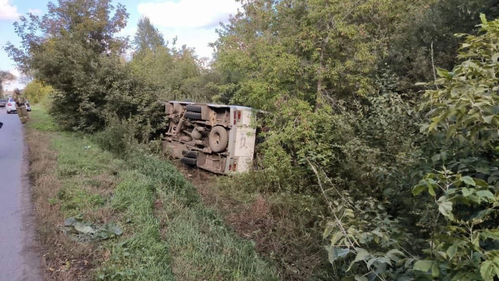 Рейсовый автобус улетел в кювет и перевернулся в Омском районе Рейсовый автобус улетел в кювет и перевернулся в Омском районе - РИА Новости, 1920, 09.09.2023